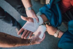 כיצד להבדיל בין פציעה ביתית לפציעה בעבודה כשהקו אינו ברור