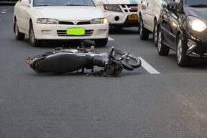 תאונת דרכים עם קטנועים ואופנועים: הבדלים משפטיים חשובים